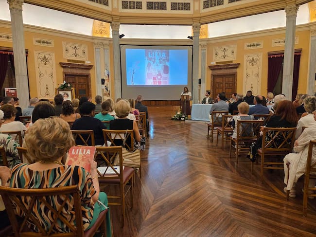 Una de las asistentes a la presentación de la revista Lilia observándola durante el acto