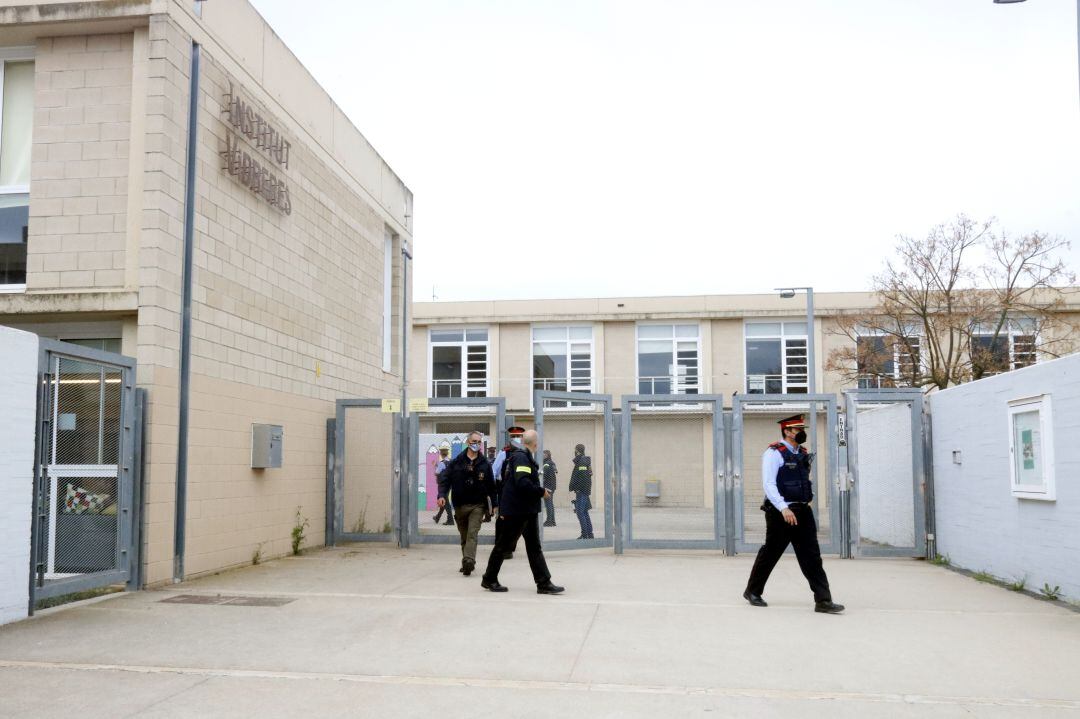 Agents dels Mossos a l&#039;Institut de Vidreres