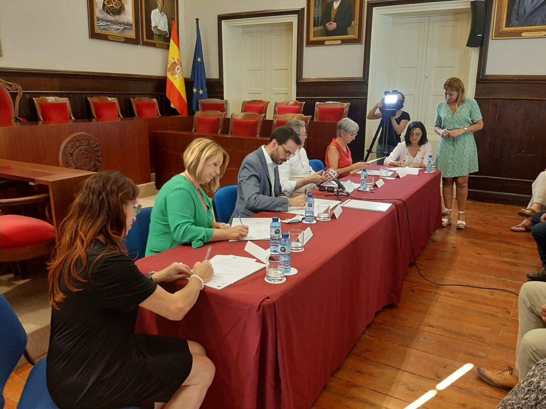 L'acord el signen tots els partits del consistori i els empresaris del port de Maó.