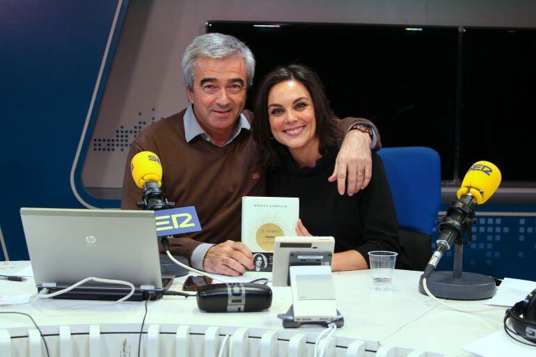 Carles Francino y Mónica Carrillo en los estudios de Cadena SER