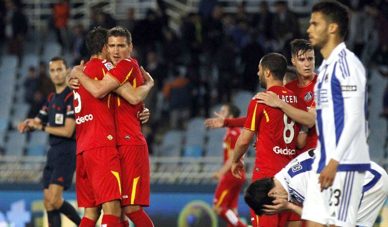 Los jugadores del Getafe celebran la victoria ante la Real Sociedad, al término del partido de Liga en Primera División disputado en el estadio de Anoeta, en San Sebastián. 