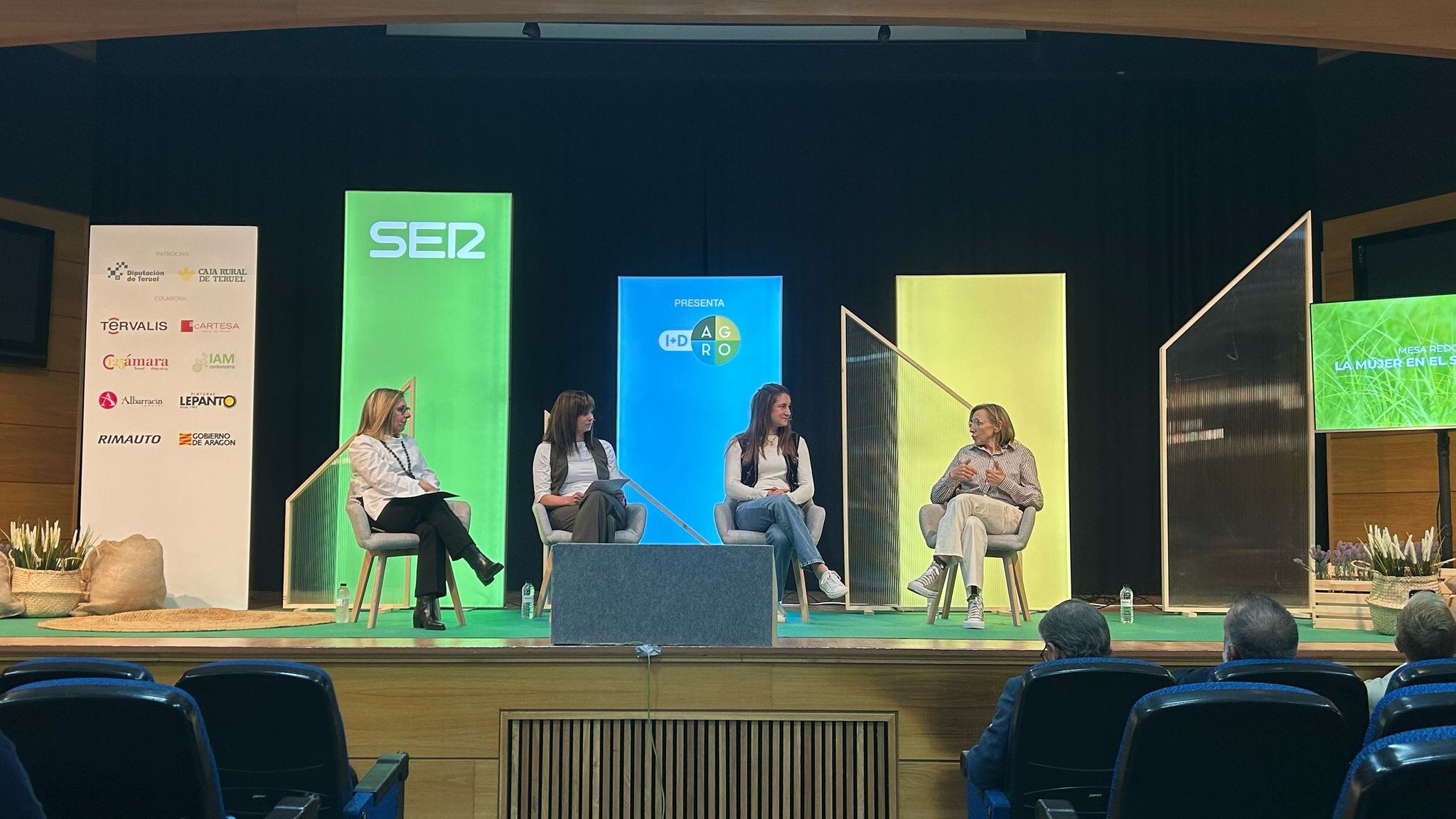 Alexia Cañas, directora del servicio AGRO Rural de Teruel; Cristina Sánchez Mor, veterinaria y ganadera; Mari Paz Alonso Guillen, agricultora y ganadera.