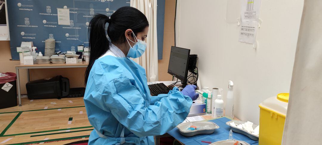 Enfermera encargada de la vacunación en el pabellón Pedro Delgado