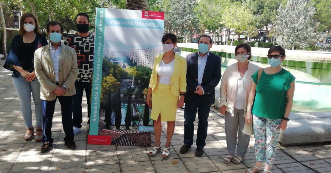 Isabel Rodríguez y varios miembros del equipo de gobierno presentan el proyecto de remodelación del Paseo de Puertollano