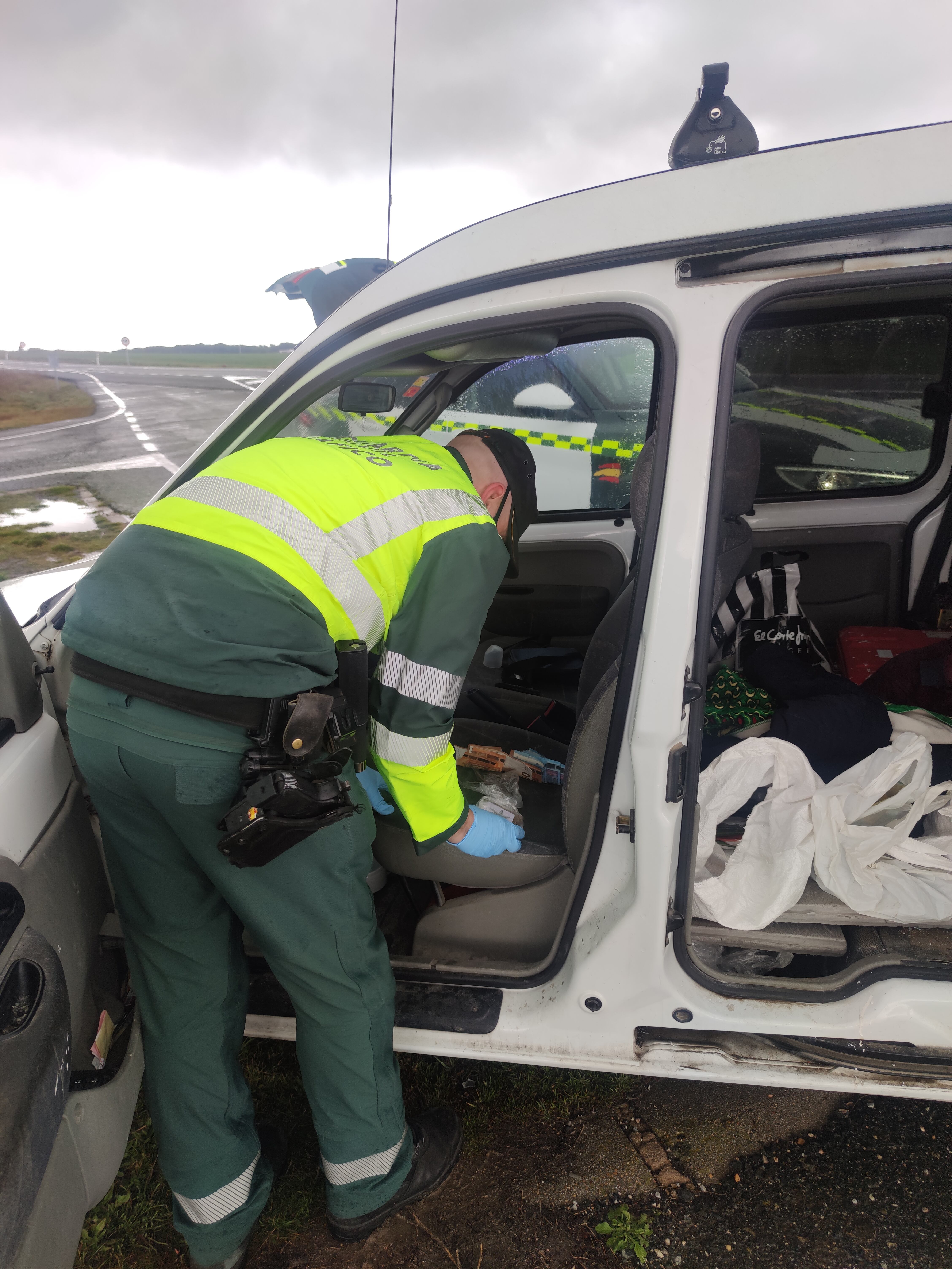 Momento del registro del coche en el que se ocultaba el hachís