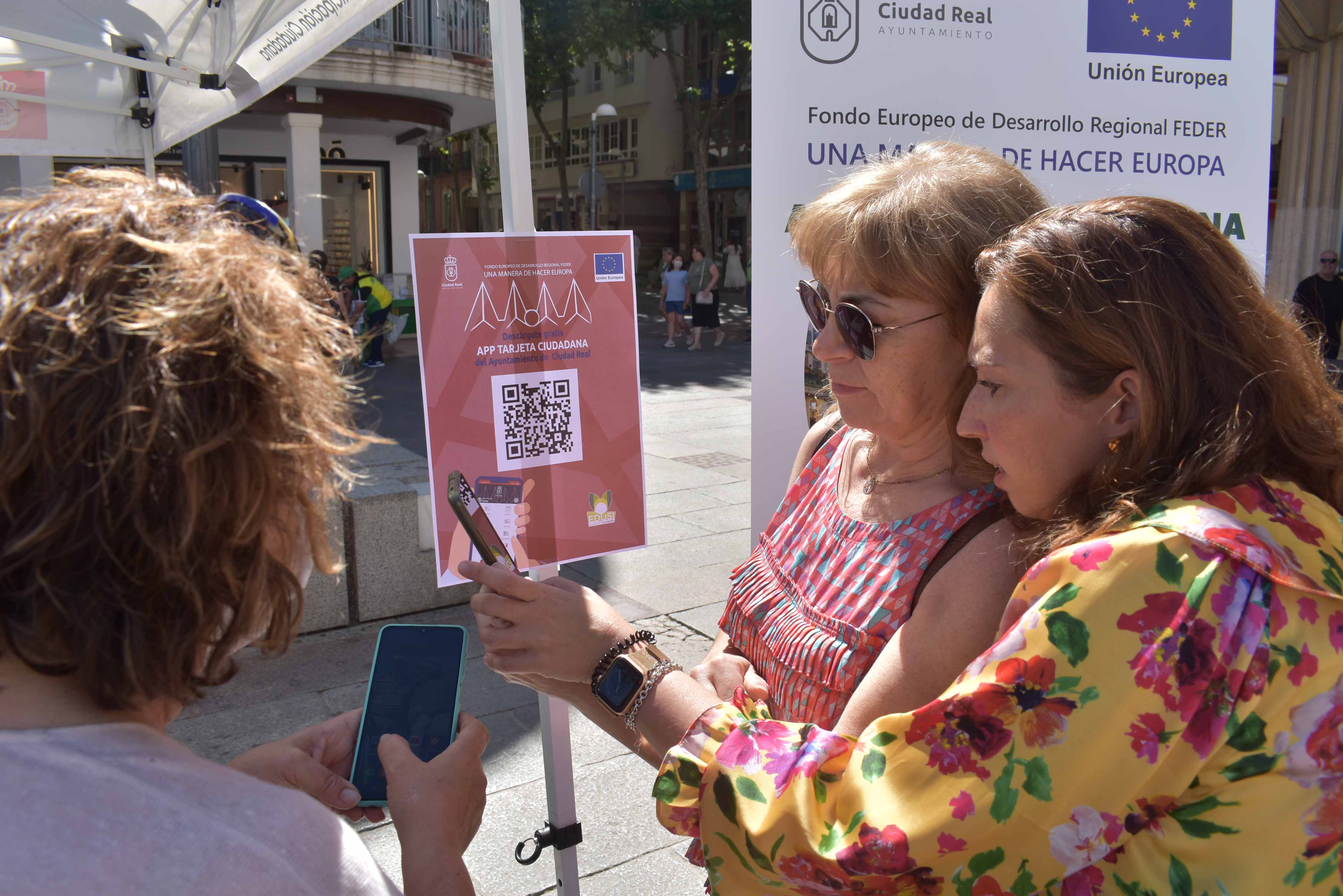 Varios vecinos de Ciudad Real descargan la App &#039;Tarjeta Ciudadana&#039; durante su presentación