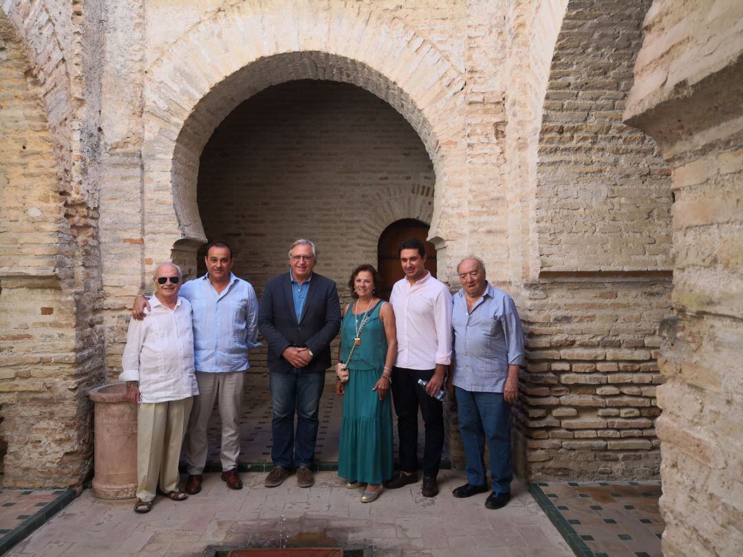 Peña "Los Cernícalos" del cartel de Viernes Flamenco, junto al Concejal Paco Camas