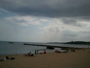 La platja de Sant Antoni de Calonge, al Baix Empordà, en un dia ennuvolat d'aquest juliol