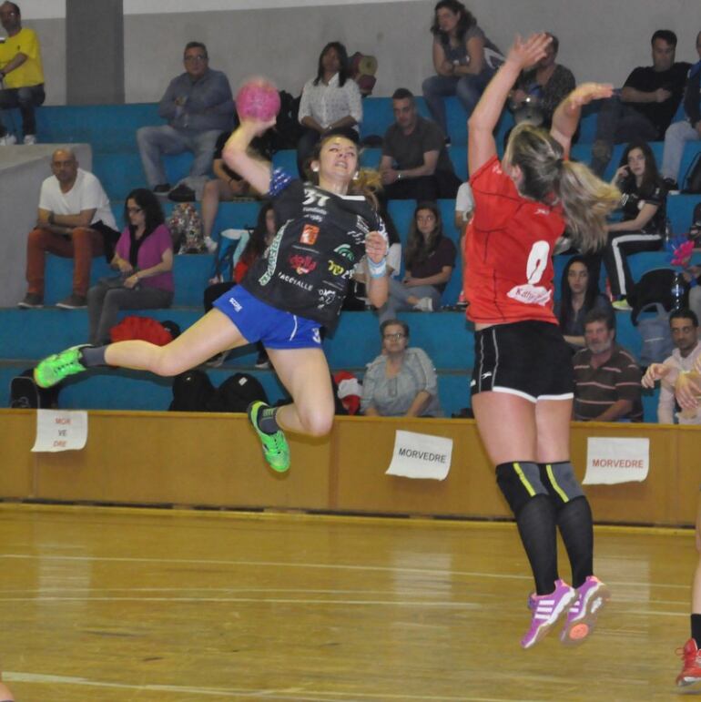 La juvenil Raquel Reyes lanza a puerta