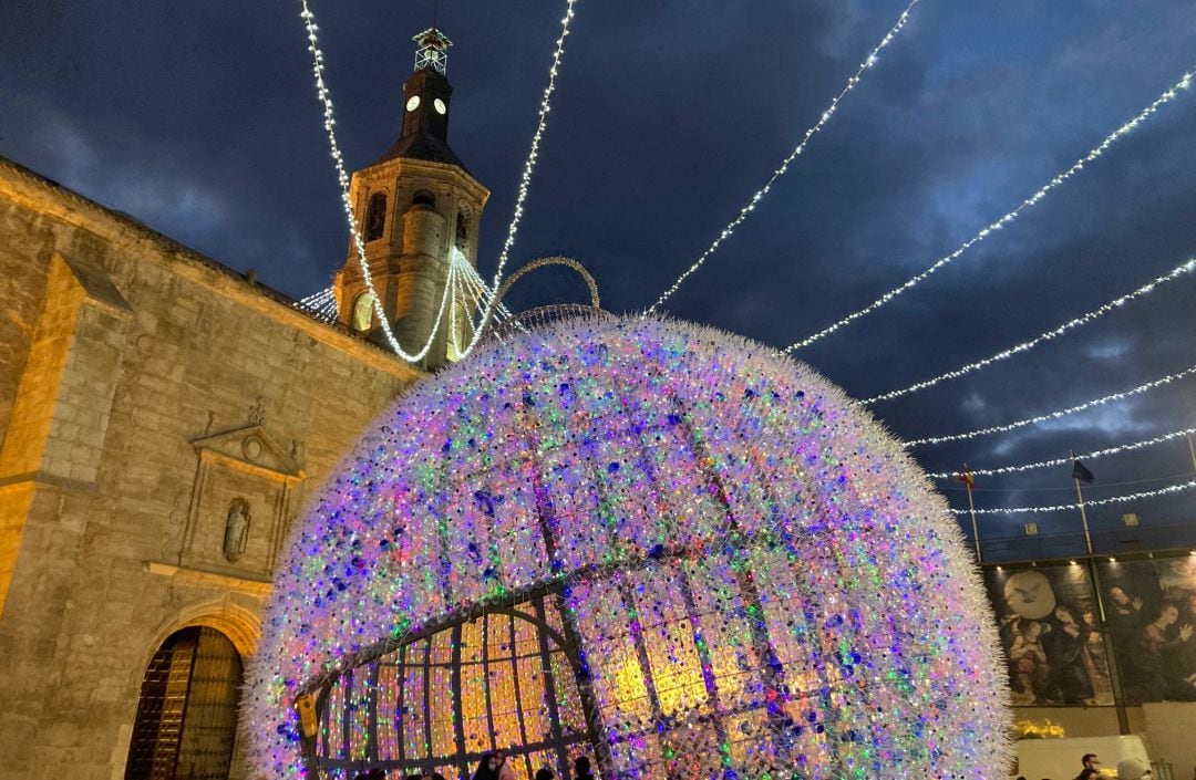 Imagen de archivo de uno de los adornos navideños de Valdepeñas (Ciudad Real), durante las navidades de 2020-2021