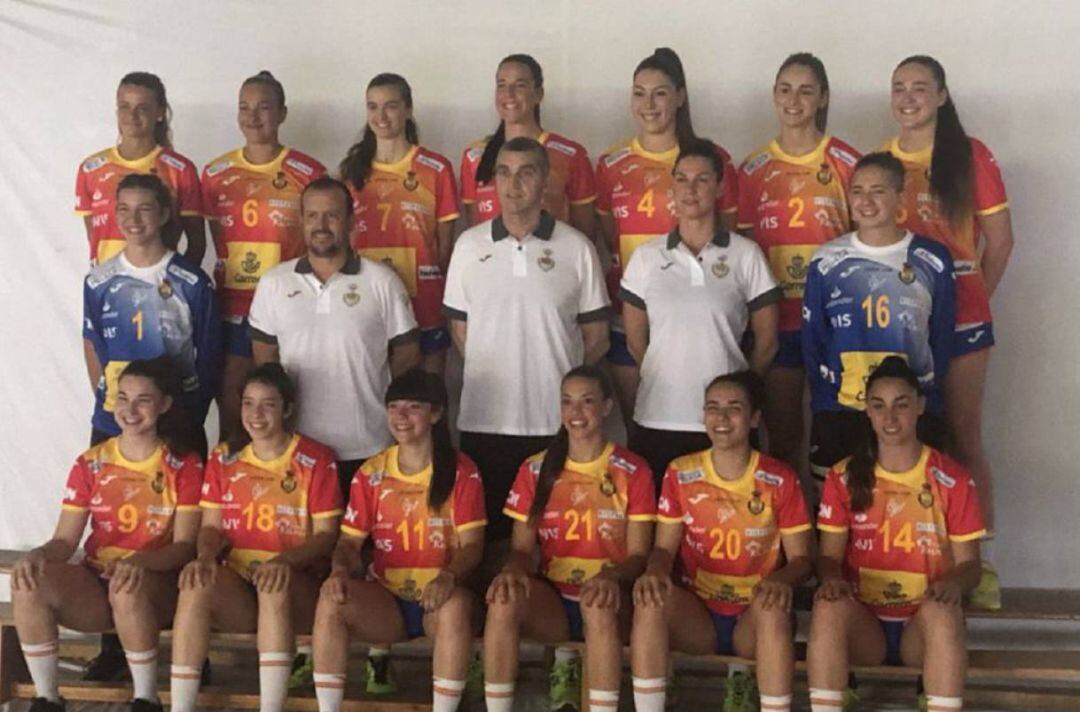 Elba Álvarez (dorsal 20) posando con la Selección Española Junior
