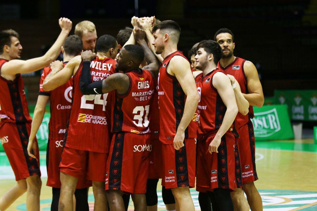 Los jugadores de Casademont Zaragoza celebran la última victoria contra el Betis