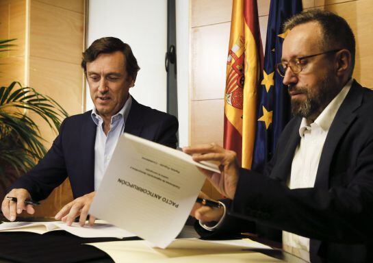 GRA057. MADRID, 19/08/2016.- Los portavoces parlamentarios del PP, Rafael Hernando (i), y de Ciudadanos, Juan Carlos Girauta (d), durante la firma, hoy en el Congreso, del pacto anticorrupción, por el que C&#039;s se compromete a votar a favor de la investidur