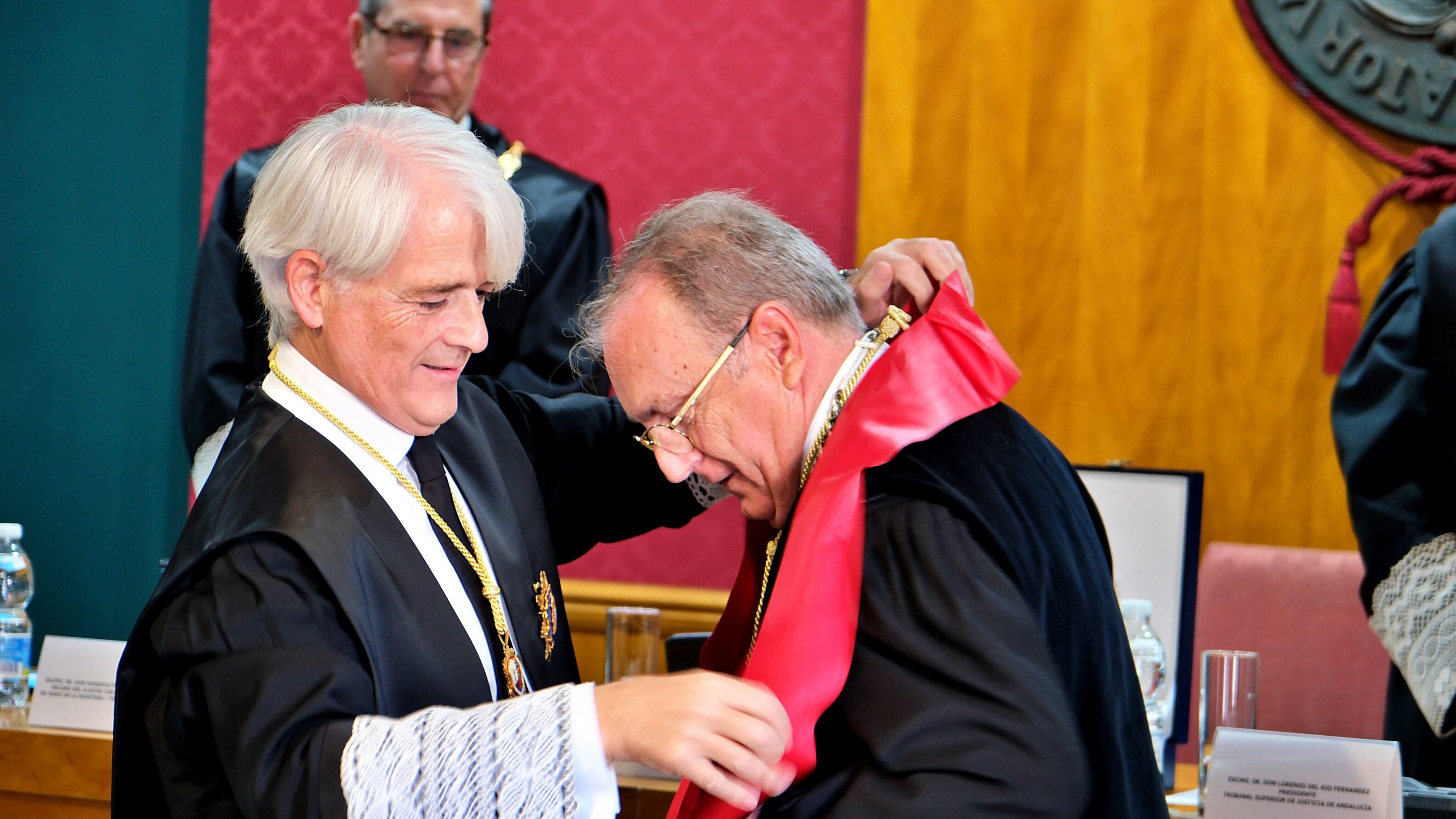 Federico Fernández, recibe de manos del presidente del Consejo General de la Abogacía, Salvador González, la Gran Cruz al Mérito al Servicio de la Abogacía.