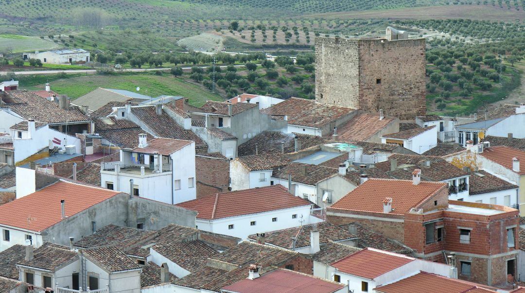 Vista de Génave con el Torreón de la Tercia al fondo.