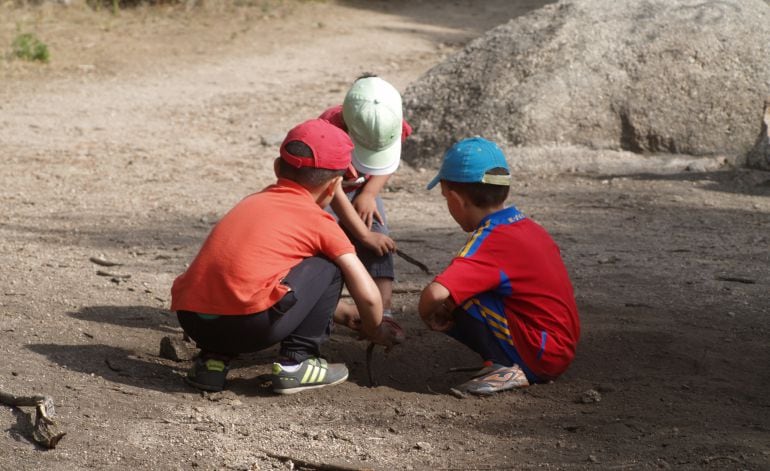 Un grupo de niños de la escuela al aire libre &#039;El Saltamontes&#039;