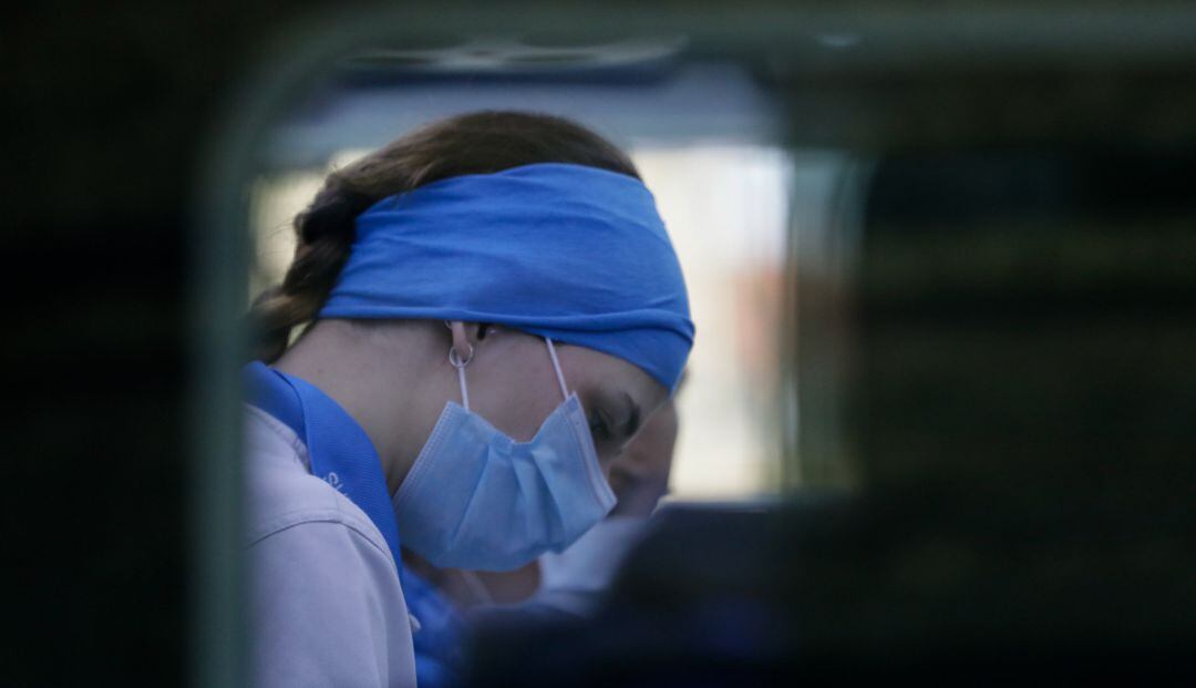 Una sanitaria realiza el cambio de guardia.