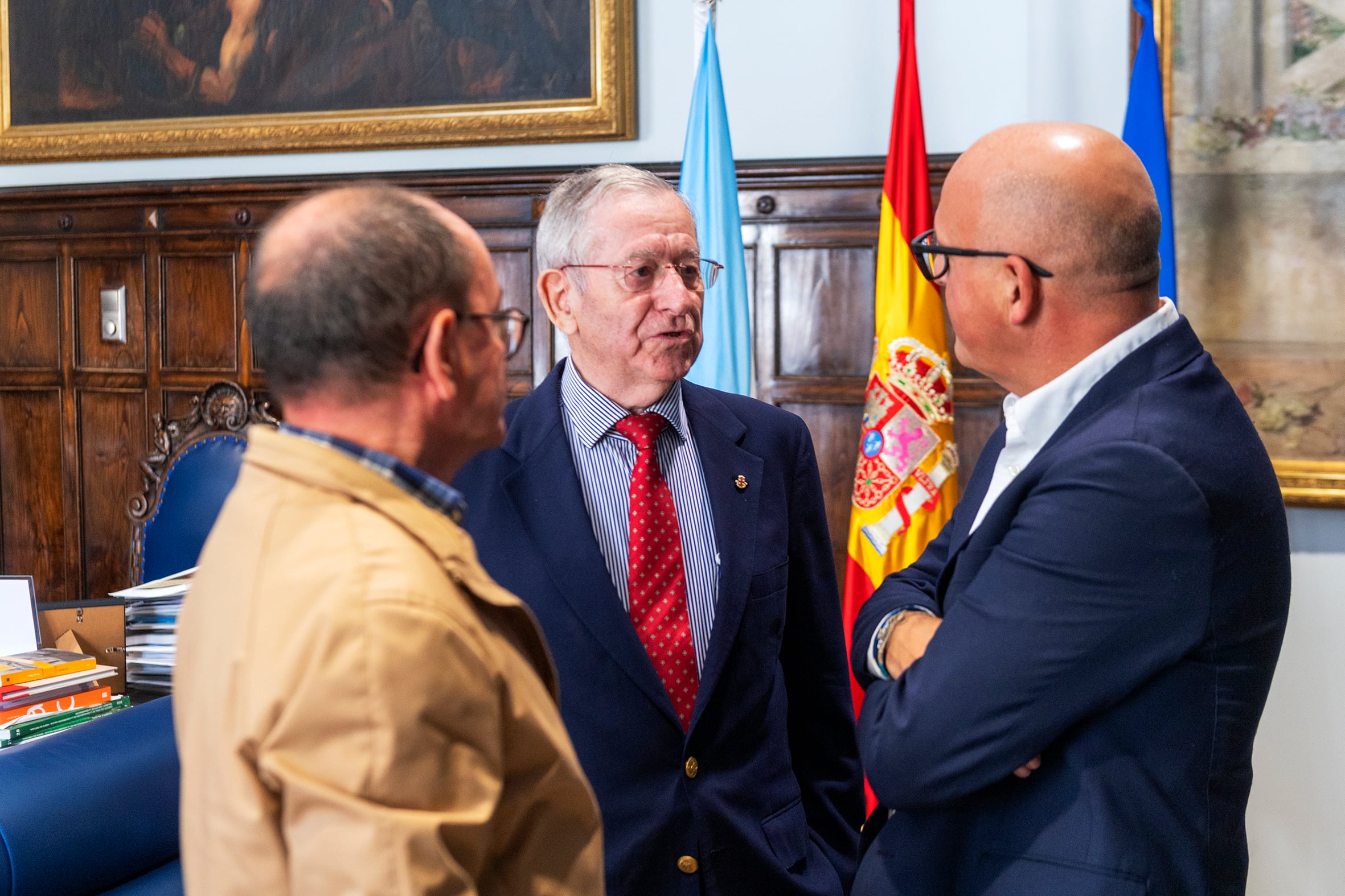 Reunión José Manuel Baltar (Presidente da Deputación Ourense) con Antonio Carreño (Profesor e investigador) acompañado de Francisco Magide Bizarro (Concelleiro de Cultura de Parada de Sil).