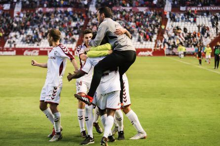 Alberto Piernas celebra un gol con los jugadores del Albacete durante la temporada pasada