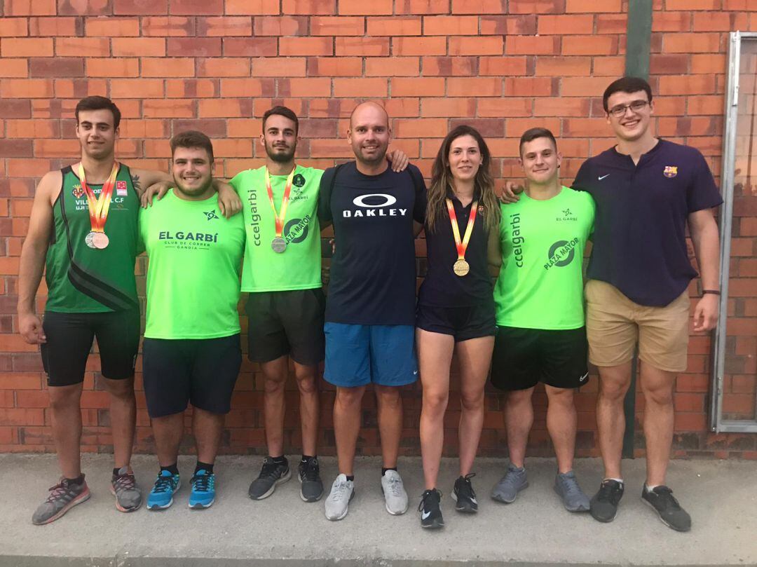 Atletas del CC El Garbí con las medallas conseguidas. 