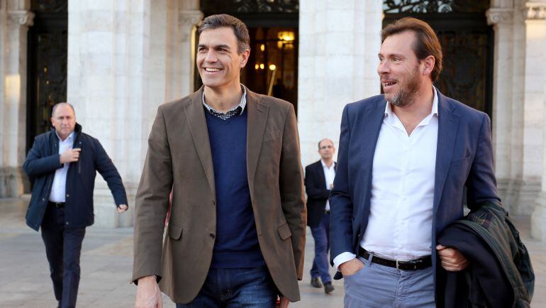 Imagen de archivo de Pedro Sánchez y Óscar Puente en la Plaza Mayor de Valladolid