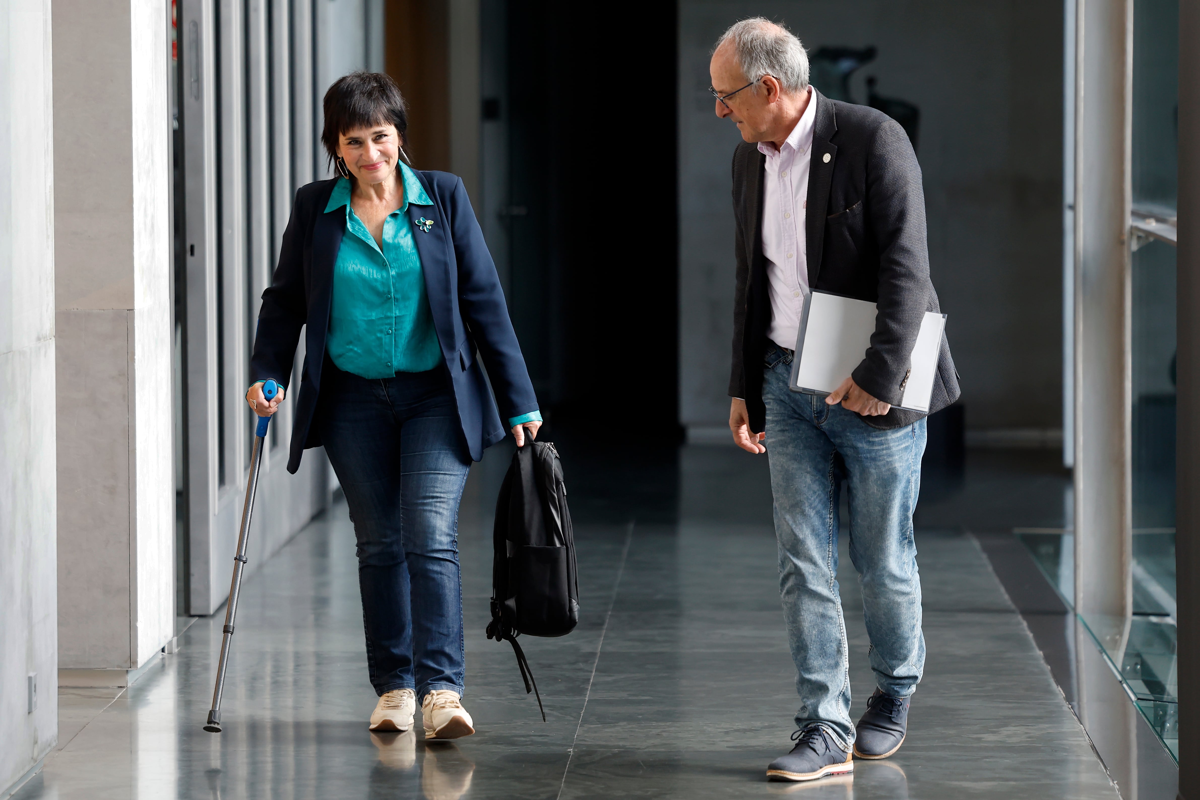 GRAFCAV1972. PAMPLONA, 13/04/2026.- Los portavoces de EH Bildu Adolfo Araiz y Laura Aznal acuden a la reunión de este lunes de la Mesa y Junta de Portavoces del Parlamento de Navarra. EFE/ Jesús Diges