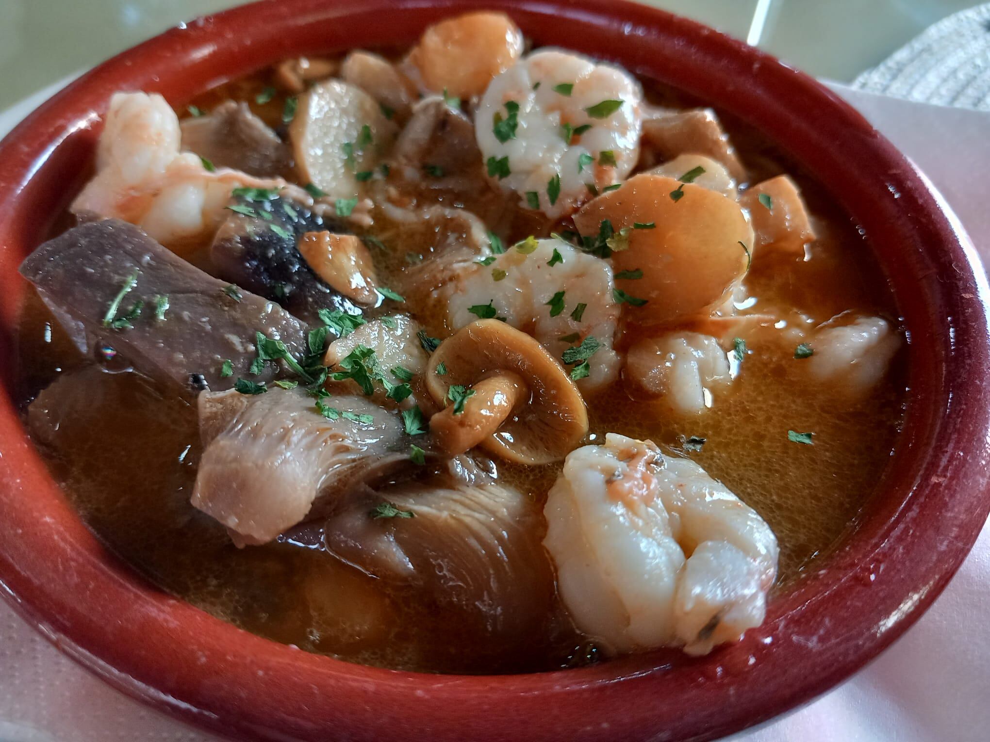 Cazuela de gambas al ajillo con setas