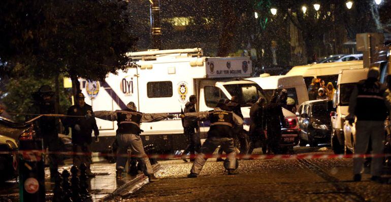 Unos agentes de la policía forense turca inspeccionan el lugar donde una terrorista suicida ha cometido un atentado contra una comisaría cerca del monumento de Santa Sofia.