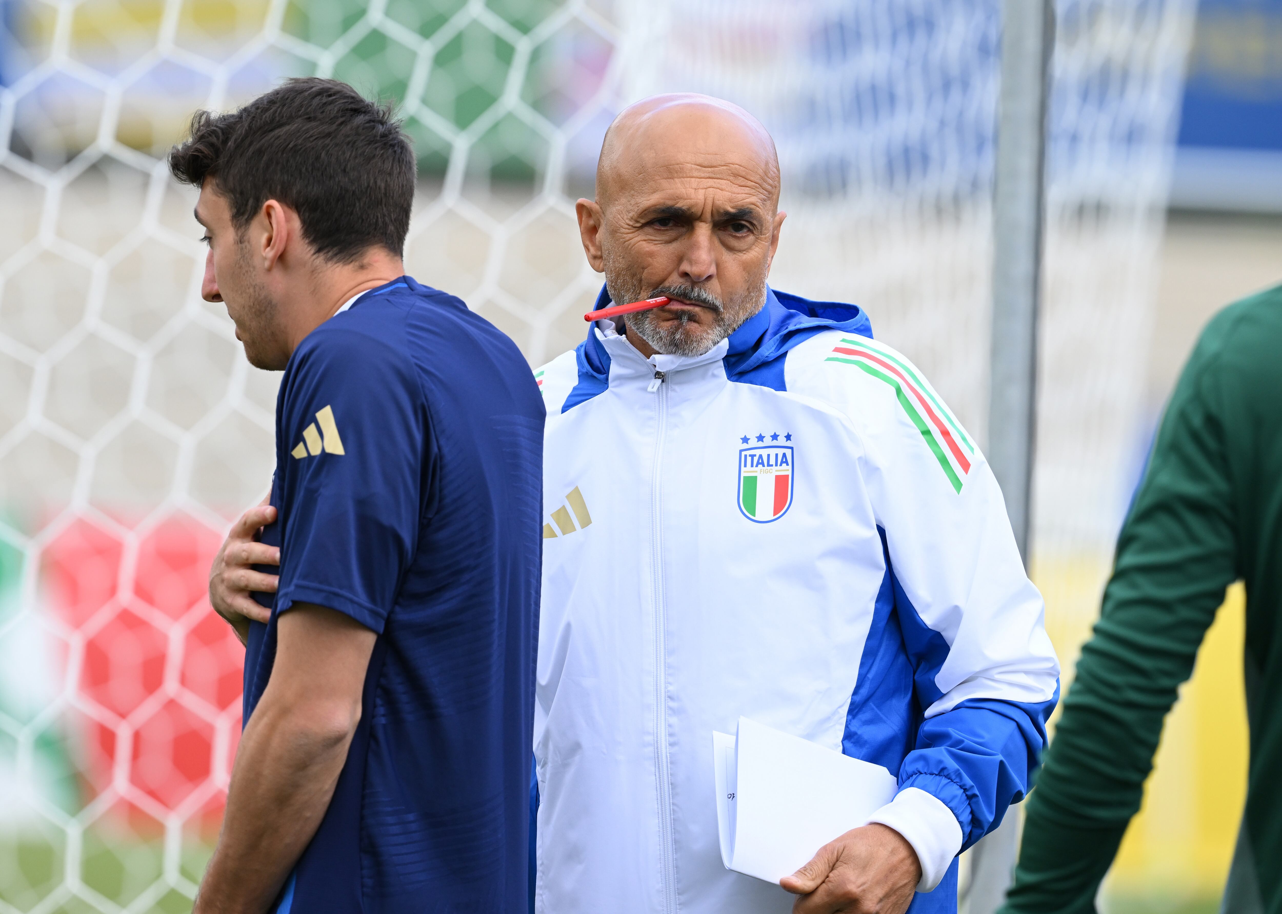 Luciano Spalletti dirigiendo un entrenamiento de Italia