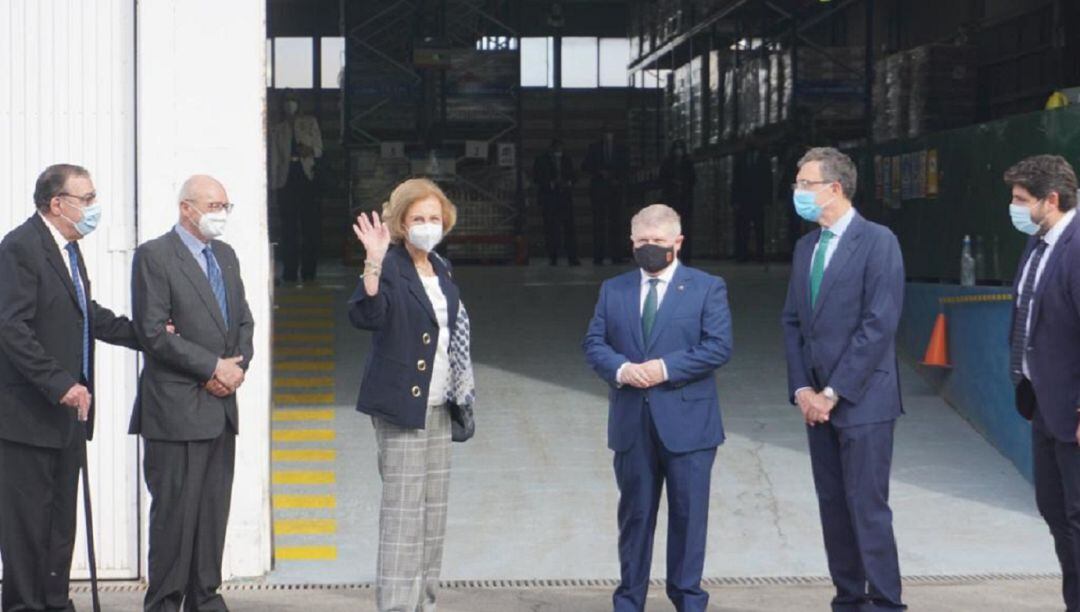 La reina doña Sofía durante su visita al Banco de Alimentos del Segura