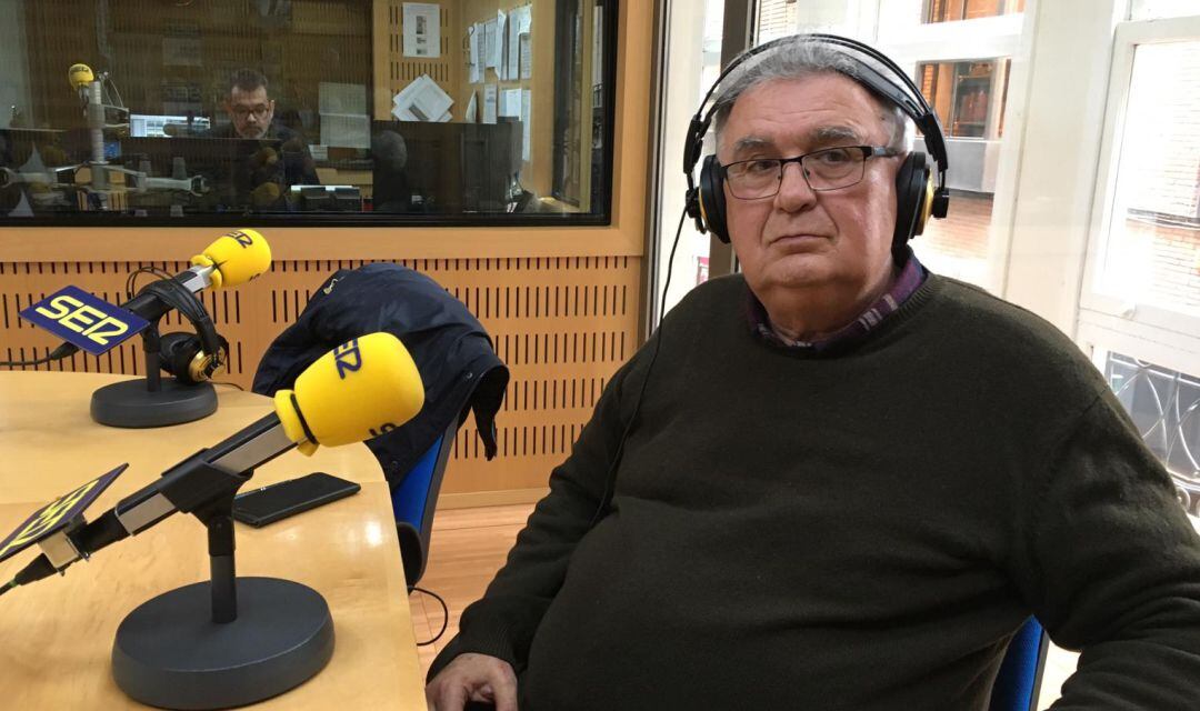 José García Solano en los estudios de Radio Murcia