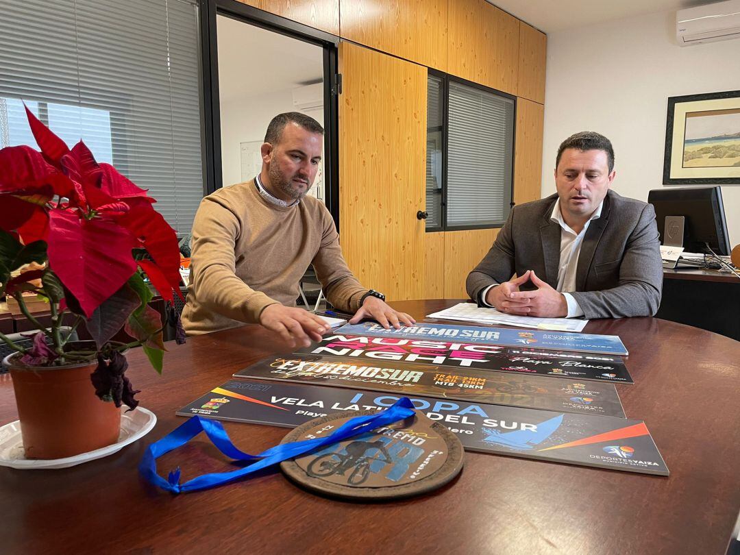 Óscar Noda, alcalde de Yaiza, junto a Ángel Lago, concejal de Deportes.