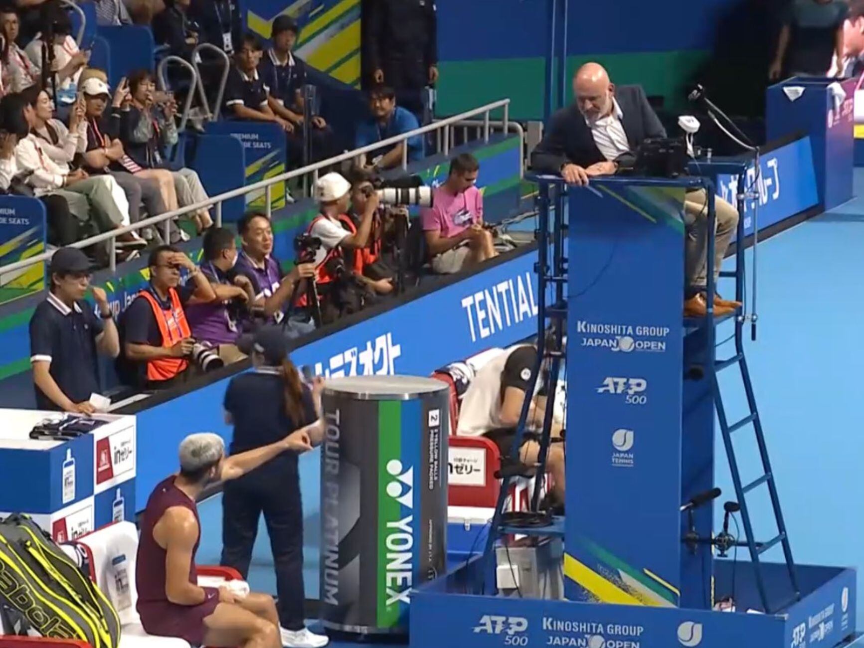 Carlos Alcaraz, muy enfadado con el juez de silla durante la final de Tokio