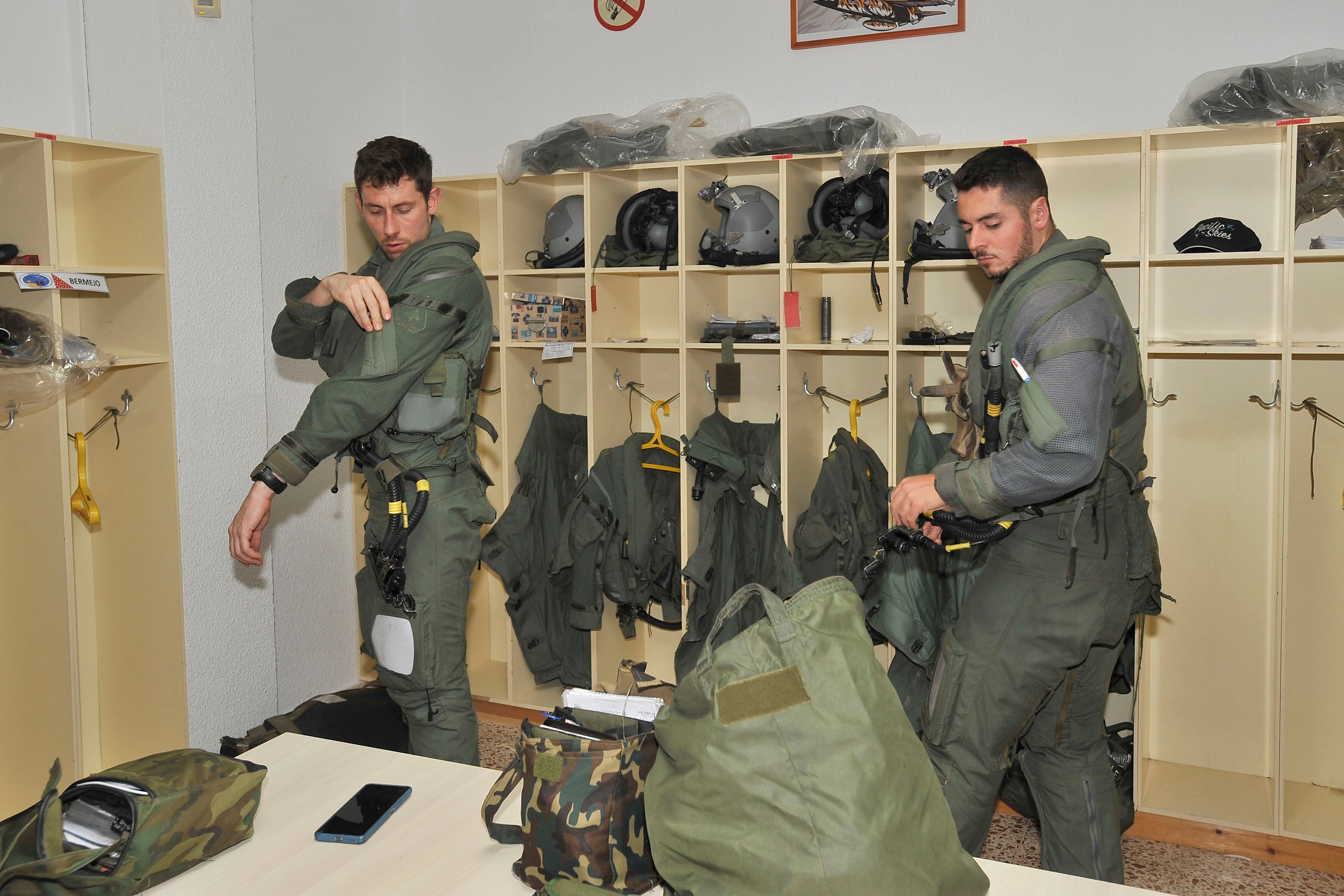 TOLEDO, 26/06/2024.- Dos pilotos se preparan en la base aérea de Los LLanos en Albacete, este miércoles, para participar en el denominado &#039;Pacific skies&#039; en el que un total de 44 aviones de España, Francia y Alemania darán la vuelta al mundo partiendo desde Colonia (Alemania), con ejercicios en Alaska y Australia, previo paso por Japón, para acabar el recorrido en la India, en la base de Sulur, el próximo 15 de agosto. EFE/ Manu
