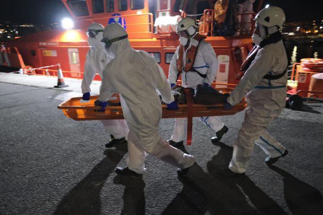 Dos de los ocupantes de la patera fueron trasladados al hospital tras su desembarco en el muelle de Arguineguín.