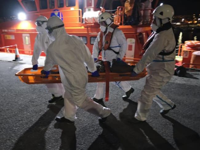 Dos de los ocupantes de la patera fueron trasladados al hospital tras su desembarco en el muelle de Arguineguín.