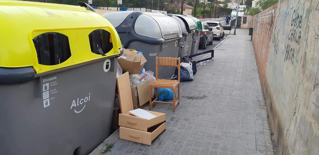 Imagen de archivo de residuos fuera de los contenedores en una calle de Alcoy.