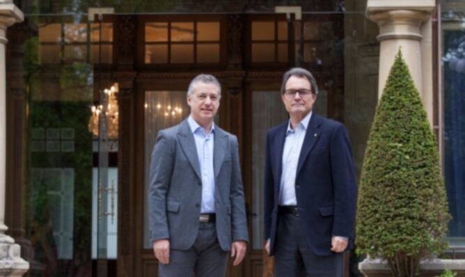 El president de la Generalitat, Artur Mas, i el lehendakari, Iñigo Urkullu, a l&#039;entrada de la seu del govern basc