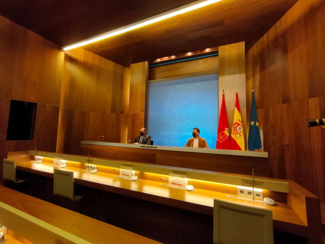 Imagen del vicepresidente del Gobierno de Navarra, Javier Remírez (izq), y del consejero de Justicia, Eduardo Santos, en sala de prensa.