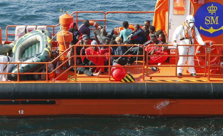 Salvamento Marítimo rescata en aguas del Estrecho de Gibraltar a un centenar de inmigrantes