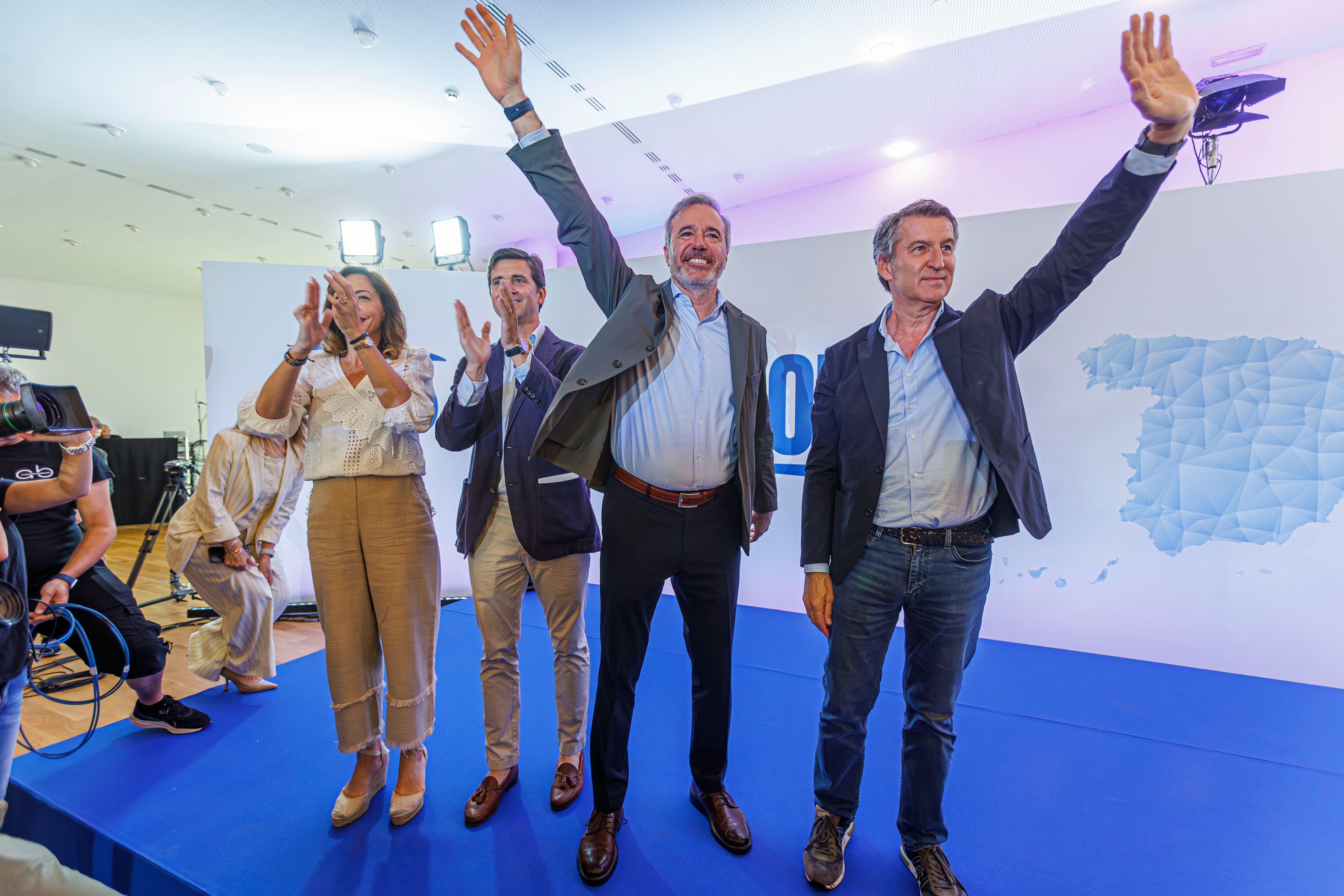 ZARAGOZA 31/05/2025.- El presidente del PP, Alberto Núñez Feijóo (d), el presidente de Aragón, Jorge Azcón (2d), el presidente del PP de Zaragoza, Ramón Celma, y la alcaldesa de Zaragoza, Natalia Chueca, durante un acto político celebrado este sábado en Zaragoza. EFE/ Javier Belver
