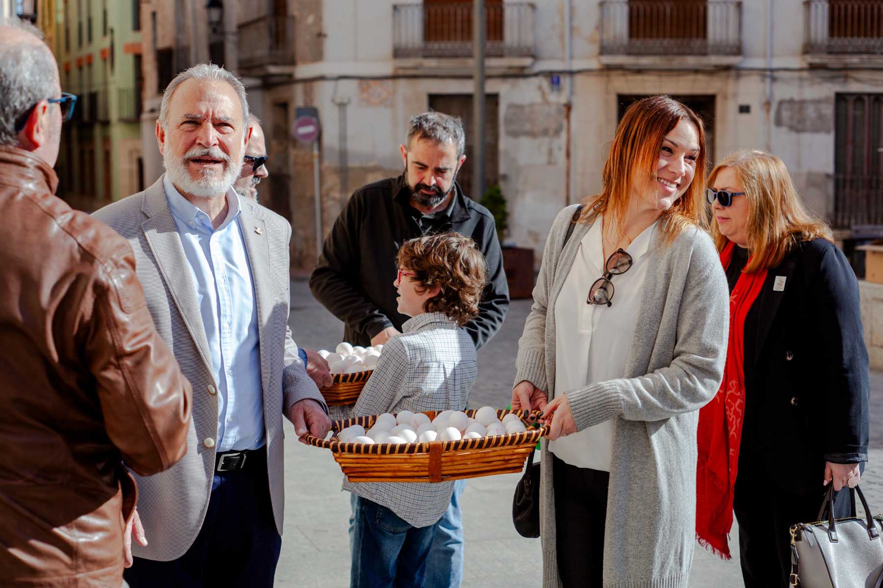Un instante de la visita y la ofrenda de huevos a las clarisas de Cocentaina