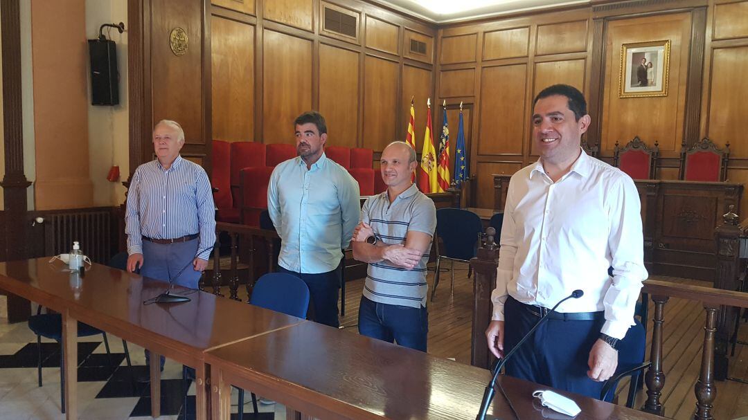 Juan José Olcina, presidente de la Asociación de San Jorge; Modesto Moiña, presidente de AMICA; Santhidas Vélez, vicepresidente de AMICA; y el alcalde Antonio Francés en la presentación de la Asociación Artesanos Moros y Cristianos de Alcoy.