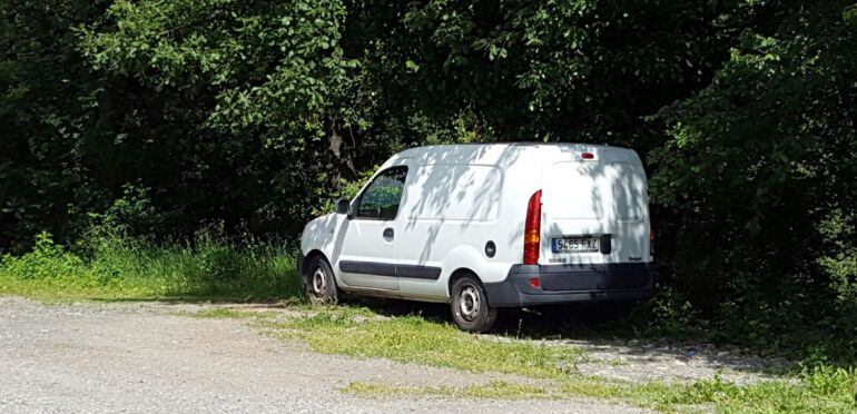 La furgoneta feia dies que estava aparcada amb les claus a dins.