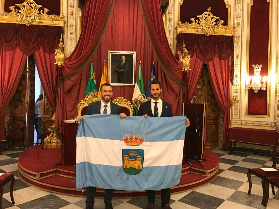 Juan Franco y Mario Fernández, en la Diputación de Cádiz portando la bandera de La Línea.