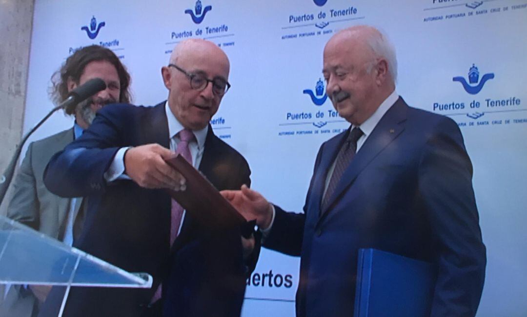 Pedro Suárez y Ricardo Melchior durante el acto de posesión.