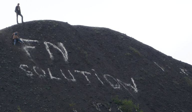 Una pintada con el lema &quot;Frente Nacional Solución&quot; ocupa gran parte de un montículo de tierra en la localidad francesa de Hénin-Beaumont.