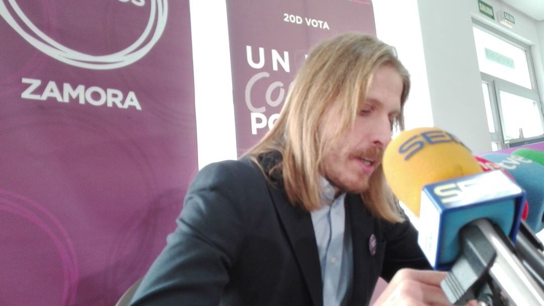 El secretario general de Podemos en Castilla y León, Pablo Fernández, durante su comparecencia en Zamora