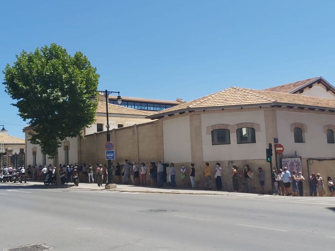 Esta mañana se han generado colas en el complejo deportivo Eduardo Latorre esperando la administración de la vacuna contra el coronavirus.