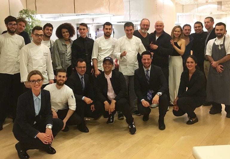 El equipo del restaurante bilbaíno Nerua, posando junto al de &#039;Juego de Tronos&#039;.